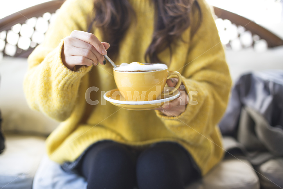 커피,카페라떼,라떼,노란색,니트,스웨터,오렌지,오렌지라떼,거품,노란컵,컵,머그컵,사람,여자,감성,아트,우유,원두커피,밀크,차,음료,테이블,커피잔,식품,카페,라떼아트,디저트,바리스타,노랑,사람,인물,인간,human,person,여성,여자,woman,female,lady,커피,카페,coffee,cafe,감성,sensible,feeling