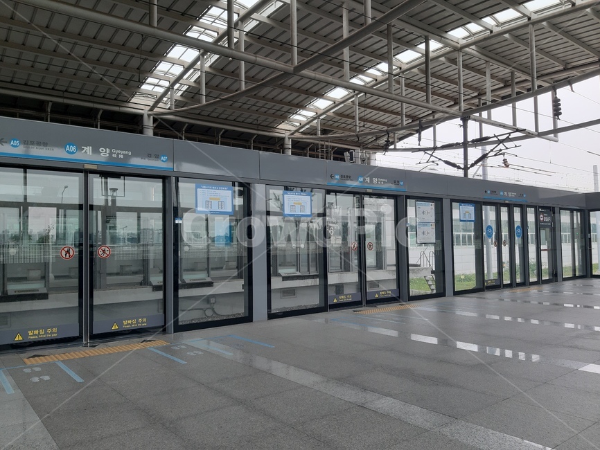 지하철,스크린도어,돔천정,공항철도,지상승강장,교통,교통수단,traffic,transportation
