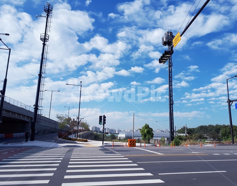 횡단보도,신호등,하늘,구름,풍경,도로,아스팔트,road,파랑