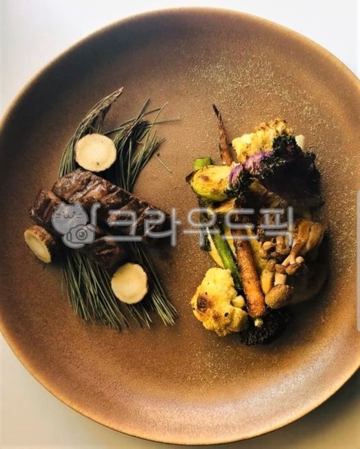 메인,음식,dish,당근,미니당근,우엉,솔잎,brown,white,meat,고기,다이어트,레스토랑,파인다이닝,가니쉬,애호박,하얀브로콜리,가지
