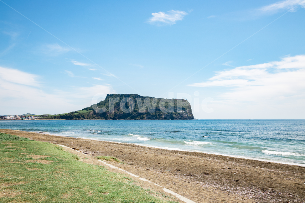 제주,성산일출봉,성산,제주도,제주바다,성산봉,푸른하늘,푸른바다,바다,ocean,sea,bluesky,seoungsan,jeju,jejuisland,beach,nature,곶,자연,자연,풍경,nature,landscape,한국자연풍경,한국자연경관,korea nature landscape,제주도,jeju,jeju island,land,땅,outdoors,옥외,water,물,shoreline,해안선,대양,promontory