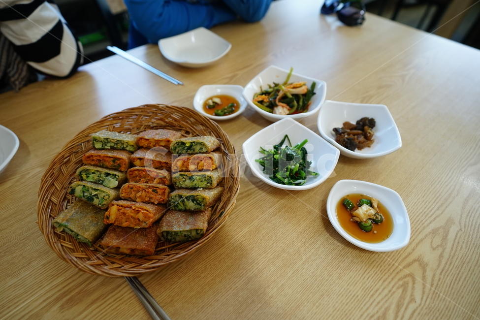 메밀전병,먹거리,음식,한식,안주,막걸리안주,간장,안주거리,푸드,식사,음식사진,색감,음식,식재료,요리,food,cook,meal,dishes,food reserves,한식,한국음식,한국요리,korean food,korean dishes,korean meal,korean cook