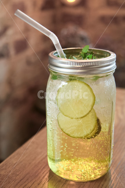 모히또,라임모히또,lemonade,레몬에이드,drink,마실것,beverage,카페,음료,얼음,시원한,달콤한,청량,청량한,아이스,ice,식당,맛집,과일,슬라이스,jar,maisonjar,메이슨자,병,컵,유리,식기,빨대,빨대음료,벽돌,빨간벽돌,애플민트,라임,레스토랑,음료수,drink,beverage