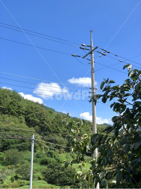 electricwire,powerpole,하늘,산,구름,맑음,전봇대,전깃줄,전기,전신주,utilitypole,자연,풍경,nature,landscape