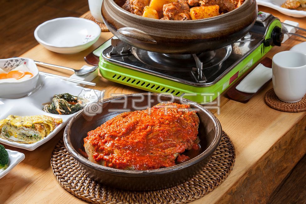 chicken,Chicken dishes,Domestic kimchi,Rattan,Chicken doritang,Korean traditional food,vegetable,Old paper,potato,bamboo stand,Korean food,rattan support,plate holder,kimchi,Korean cuisine,restaurant,Korean,Native Chicken Bokkeumtang,food,Spicy Chicken So