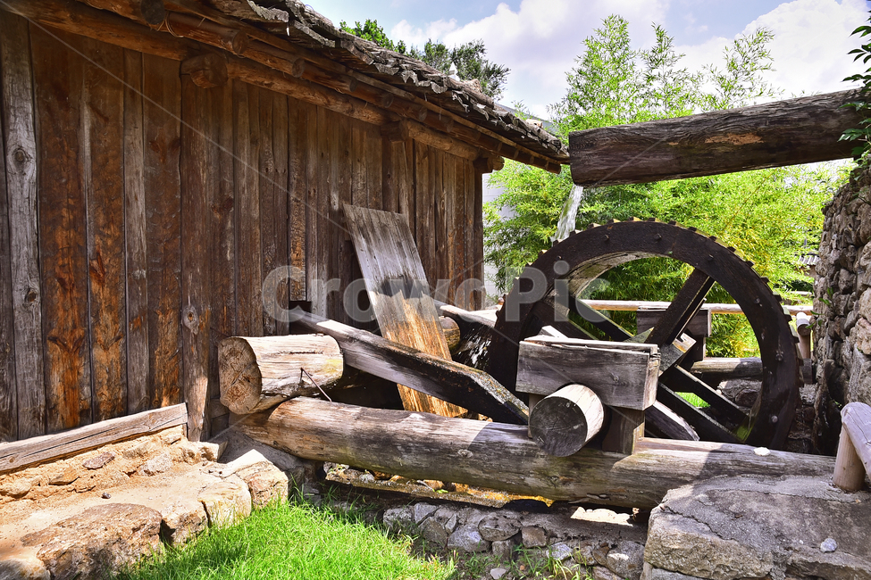 한국전통,물레방아,초가집,traditional,korean,house,background,하늘,구름,건축물,패턴,배경,맑은날,백그라운드,바탕,텍스쳐,나무,목재,목조건물,보존,복원