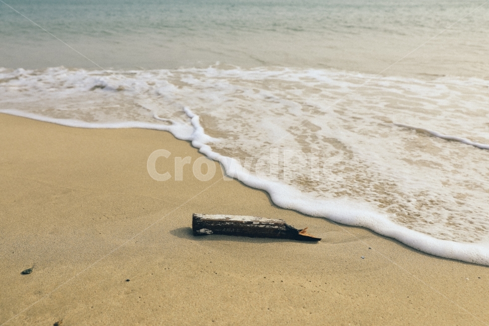 나무조각,파도,바다,백사장,모래사장,나무,apieceofwood,slatted,sand,wave,sea,bubble,거품,파도거품,쓰레기,쓸쓸함,trash,감성,자연,풍경,nature,landscape,해변,바다,beach,sea,outdoors,옥외,모래