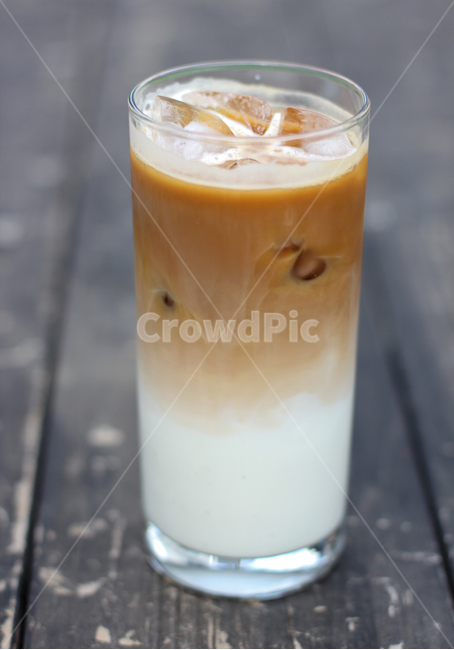 close up,Cafe Latte,milk,recipe,cold,takeout,Latte,menu,Barista,coffee cup,coffee,beverage,iced coffee,Caffeine,object