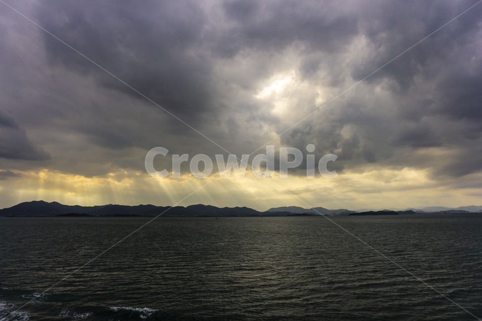 물,바다,sea,해안선,연안,하늘,푸른하늘,sky,대양,날씨,weather,햇빛,자연,빛,sun,적운