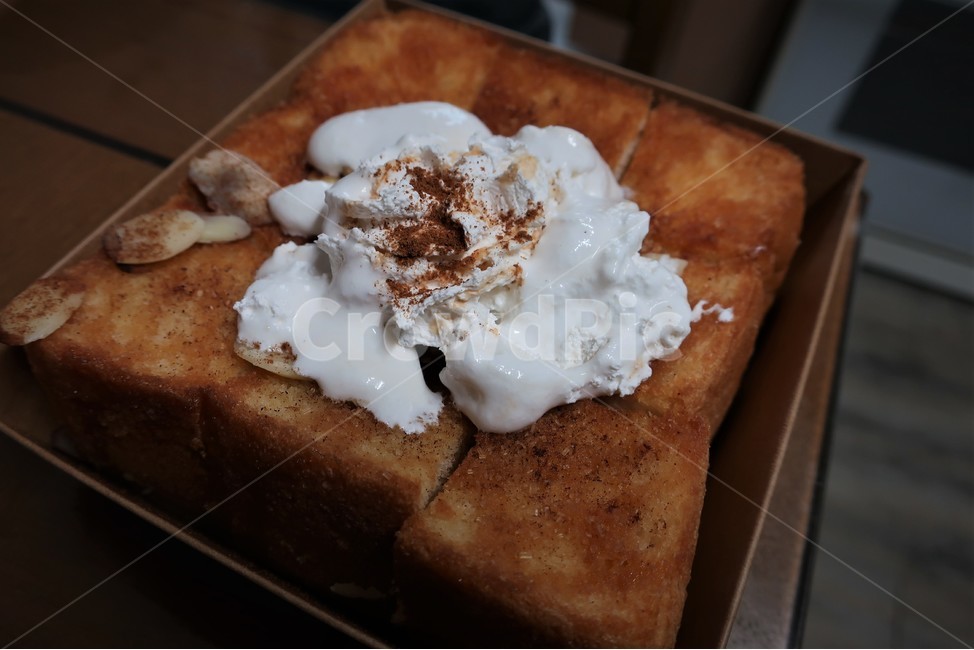 허니브레드,식빵,토스트,꿀,생크림,브런치,견과류,후식,디저트,브레드,음식,식재료,요리,food,cook,meal,dishes,food reserves,빵,bread