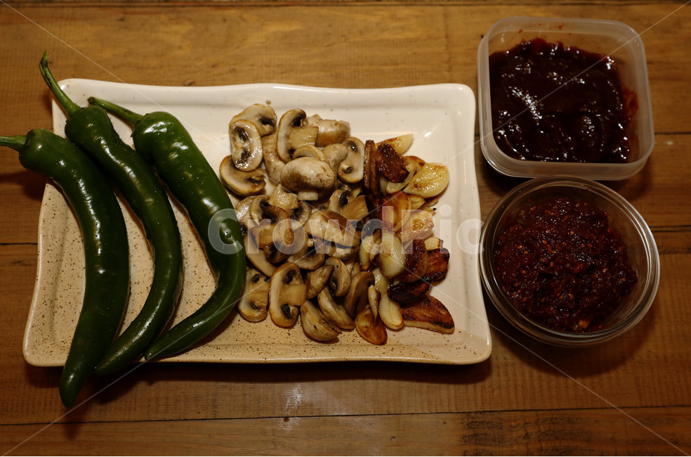 식사준비,마늘,버섯,쌈장,고추,음식,식재료,요리,food,cook,meal,dishes,food reserves,한식,한국음식,한국요리,korean food,korean dishes,korean meal,korean cook