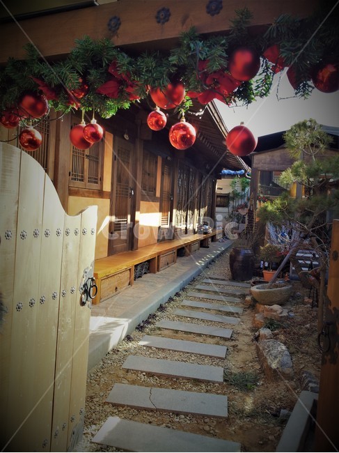 merrychristmas,크리스마스,한옥,메리크리스마스,성탄절,축하,파티,장식,한옥게스트하우스,크리스마스이브,산타,선물,겨울,계절,winterseason,기념일,anniversary,congratulation,celebrate,celebration,배경,따뜻한분위기,한국,전통,한국전통,풍경,한국전통,한국문화,korean traditional,korean culture,건축물,건물외관,exterior,building,structure,architecture,construction