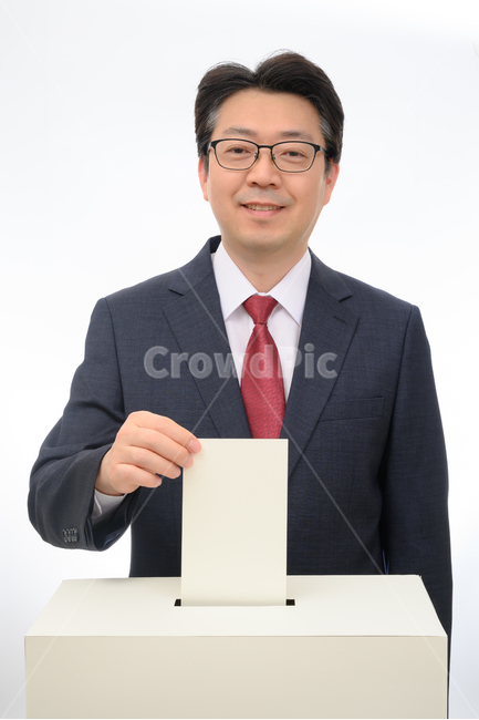 선거,투표,표,선거운동,유권자,주권,권리,의무,기본권,선출,득표,표결,다수결,투표용지,정치,정당,민주주의,투표함,선택,국민투표,지방선거,결정,국회의원선거,대통령선거,국민,총선,대선,종이,의사결정,비즈니스맨,여론,평화,넣기,빈,카피스페이스,제도,개념,누끼,남자,남성,1명,한국인,일본인,중국인,아시아인,중년,찬성,반대,찬반투표,카피,스페이스,비즈니스