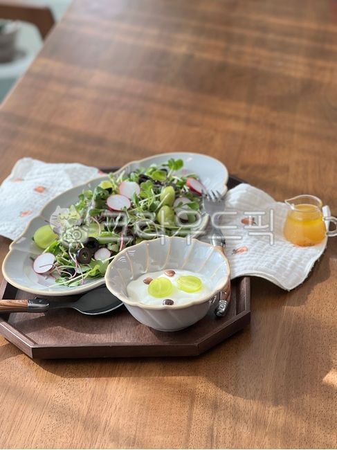 food,brunch,브런치,아침준비,아침햇살,샐러드,그린샐러드,그릭요거트,청포도샐러드,샤인머스켓