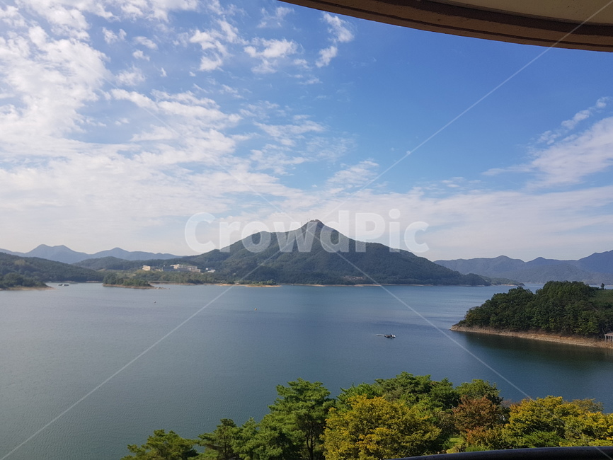 호수,구름,밝음,혼자,계절,자연,풍경,nature,landscape,outdoors,옥외,land,땅,water,물,shoreline,해안선,ocean,대양,sea,바다,coast,연안