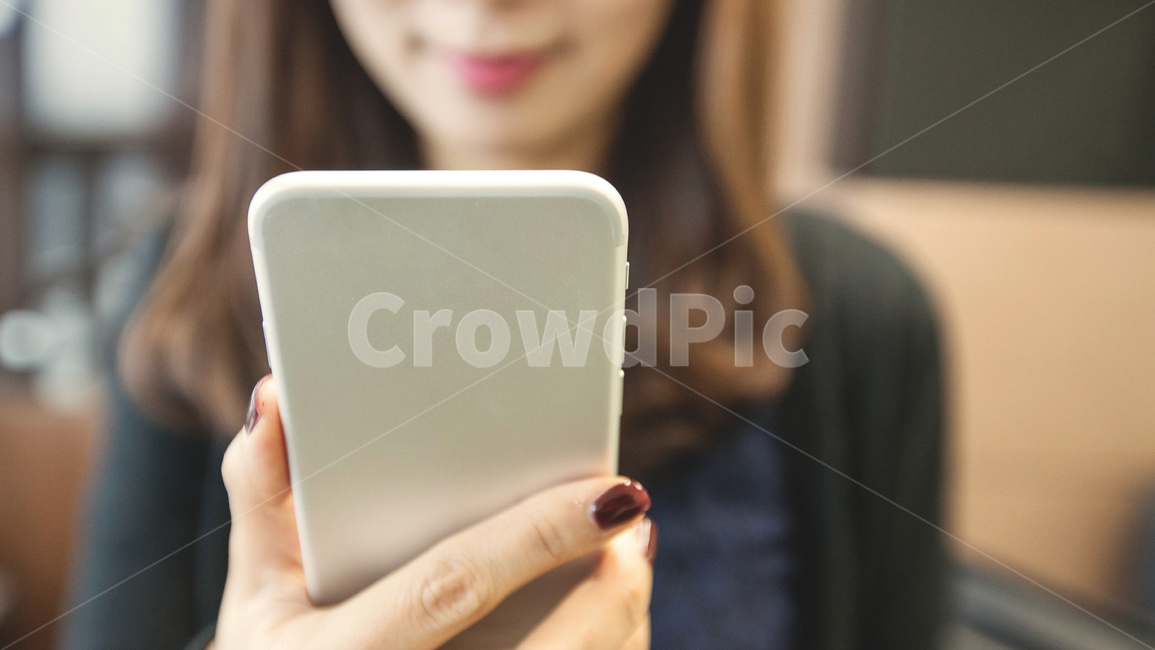 person,사람,human,인간,phone,전화,electronics,전자제품,mobilephone,cellphone,휴대전화,스마트폰,손,smartphone,실내,사무실