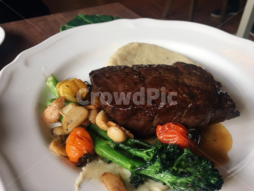 스테이크,음식,고기,맛있는,소고기,야채,점심,저녁,식탁,식사,테이블,steak,beef,food,meat,yummy,delicious,tasty,juicy,육즙,table,lunch,eat,dinner,vegetable,happy,음식,식재료,요리,food,cook,meal,dishes,food reserves,육류,고기,meat,양식,서양음식,서양요리,western food,western dishes,western meal,western cook