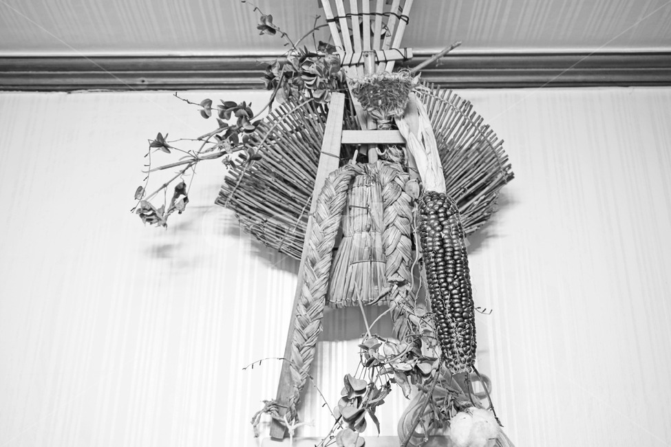 옛날,지게,흑백,추억,alongago,vintage,빈티지,조형물,blackandwhite,한국전통,한국문화,korean traditional,korean culture,흑백,모노톤,monochrome,black and white,사물,물건,오브젝트,thing,object,matter