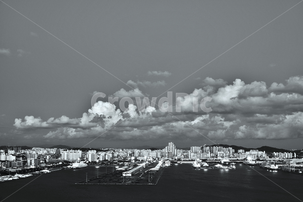 인천항,인천,내항,서해,제2부두,바다,구름,흑백,도시,풍경,city,landscape,흑백,모노톤,monochrome,black and white,nature,자연,weather,날씨,sky,하늘,outdoors,옥외,cloud,cumulus,적운,경치