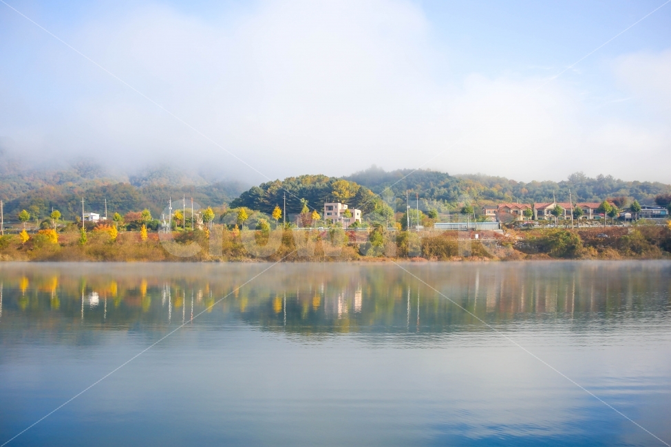 풍경,강원도,한국,화천,물안개,자연,가을,계절,fall,autumn,season,자연,풍경,nature,landscape,한국자연풍경,한국자연경관,korea nature landscape,outdoors,옥외,land,땅,water,물,sea,바다,ocean,대양,shoreline,해안선