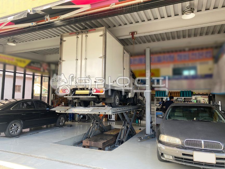 카센터,자동차,정비소,트럭수리,트럭,수리,보수,서비스센터,리프트,차고,장비,차량,유지보수,리프팅,검사,자동차수리점,자동차관리,교체,제거,진단,정비,기계,바퀴,carcenter,automobile,workshop,truckrepair,truck,repair,servicecenter,lift,garage,equipment,vehicle,lifting,inspection,autorepairshop,carcare,replacement,removal,diagnosis,maintenance,machine,wheel