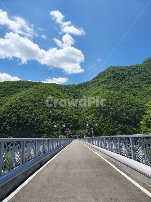 난간,railing,건물,building,bridge,다리,자연,nature,풍경,scenery,경치,landscape,여름,summer,산,mountain,맑은하늘,하늘,맑은날씨,맑음,날씨,쾌청,선명,감성,자연,풍경,nature,landscape