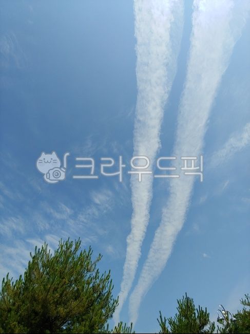 cloud,blue sky,Hyanneul,tree,airplane route