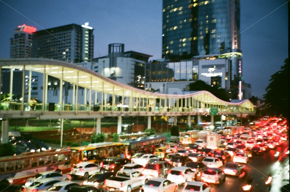 태국,thailand,film,analog,필름,감성,야경,밤,풍경,nightscape,night,landscape,도시,city,해외,외국,세계,foreign,oversea,world,세계도시풍경,해외도시풍경,외국도시풍경,world cityscape,감성,sensible,feeling,교통,교통수단,traffic,transportation,car,차,automobile,자동차,vehicle,차량