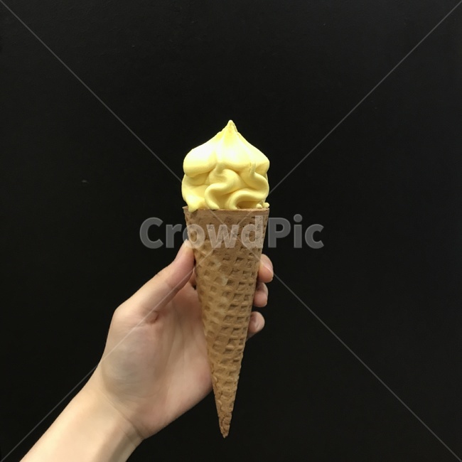 아이스크림,콘아이스크림,음식,디저트,icecream,cornicecream,food,dessert,sweet,노란색아이스크림,노란색,망고아이스크림,손에들고있는,디저트,간식,후식,dessert,snack