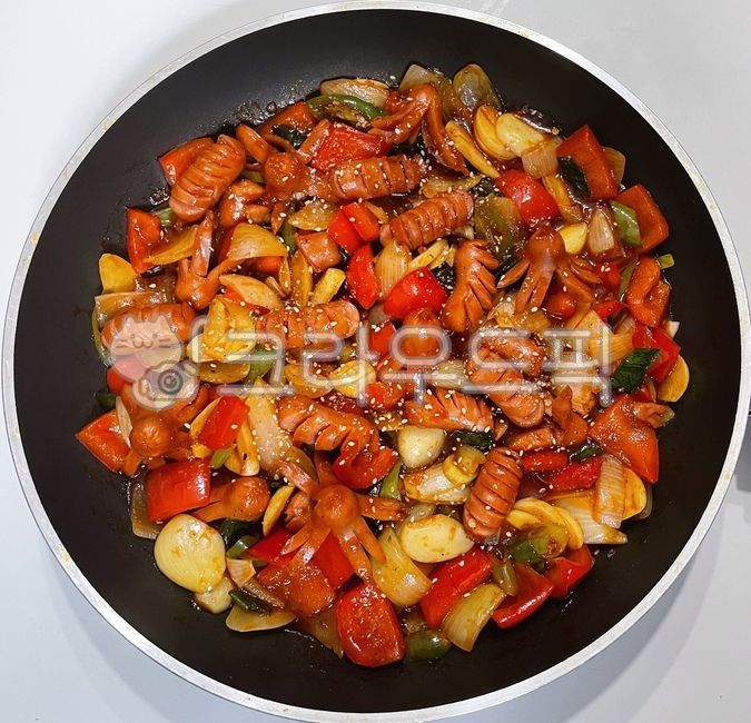 쏘야,쏘야볶음,소세지야채볶음,쏘세지야채볶음,쏘세지,소세지,햄,햄볶음,볶음요리,볶음,야채,채소,마늘,비엔나소세지야채볶음,음식,밥도둑,요리,식사,밥반찬,반찬,햄야채볶음,식재료,깨,청양고추,양념,칼집,비엔나쏘세지야채볶음,슬라이스마늘,후라이팬,양파,참깨,대파,파,파프리카,meal,food,dish,sesame,cook,seasoning