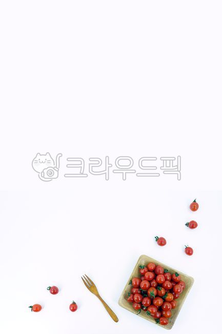 방울토마토,토마토,채소,야채,열매,결실,음식,식재료,붉은색,포크,접시,배경이미지,다홍색,요리,신선한,건강한,tomato,food,cook,meal,식물,plant,dish,빨간,싱싱한,fork,음식,식재료,요리,food,cook,meal,dishes,food reserves,채소,야채,vegetables