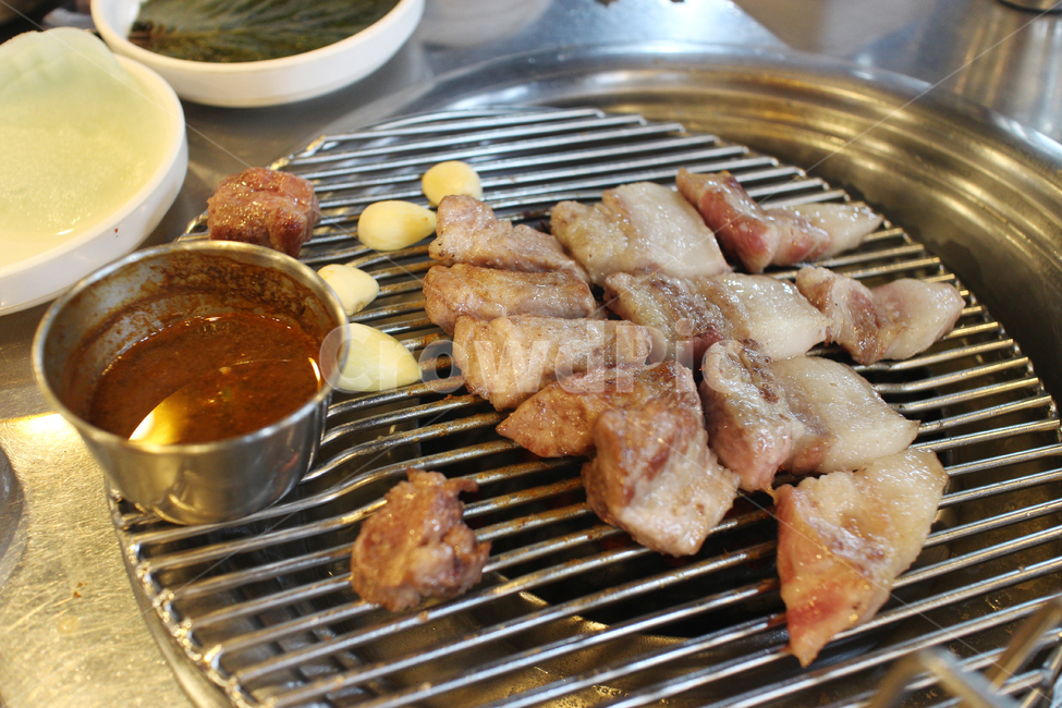 바베큐,food,음식,bbq,숯불,삼겹살,한국,전통,문화,역사,돼지,고기,맛있는,연기,불판,그릴,목살,굽다,뜨거움,소스,양념,제주도,흑돼지
