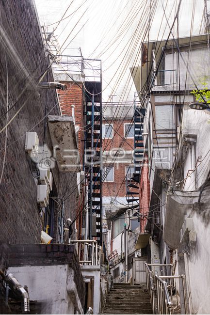 골목,재개발,계단,언덕동네,가파른,전선줄,얽힌,재개발지역,철거,폐가,낡은,주택,건물,골목길,오래된,빈집,마을,밀집된,건축물,도심,옥외,중심지,언덕길,거주지,주거지,주거지역,house,city,outdoors,metropolitancity,archtecture