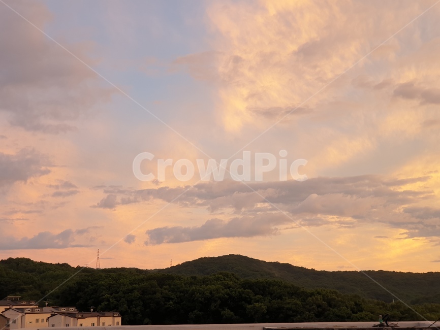 nature,자연,weather,날씨,sky,하늘,cloud,구름,적운,cumulus,따듯함,하늘사진,yellow,pink,feeling,감성,색감,느낌,옥외,outdoors,분위기,특이한구름,푸른하늘,color