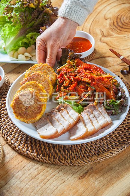 고기완자,완자,완자전,고기완자전,동그랑땡,보쌈고기,돼지고기,돼지,삼겹살,돼지삼겹살,삼겹살수육,상추,마늘,막걸리집,먹방,고기전,막걸리안주,안주,편육,머리고기,머릿고기,목살수육,수육,회무침,삼합,모둠,모듬,전,홍어회,홍어회무침,홍어무침,홍어,돼지수육,돼지고기수육,맛집,먹거리,민속주점,회,무침,접시,트레이,라탄,라탄트레이,접시받침,식사,별미,식당,전통음식,전통먹거리,한국음식,한식,음식,요리,메뉴,보쌈,보쌈김치,돼지고기보쌈,수육보쌈,술안주,food,새우젓,새우장,새우젓깔,소스,고기,목살,돼지목살,음식,식재료,요리,food,cook,meal,dishes,food reserves