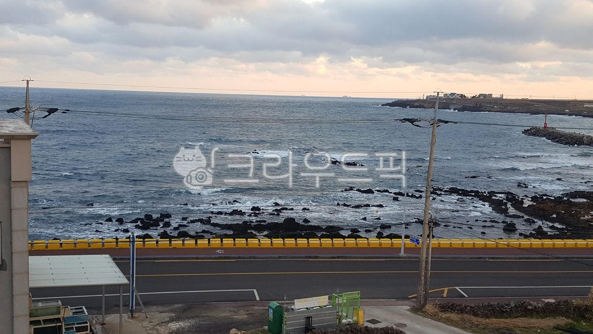 ocean,jeju island,winter sea,sea,cloudy day