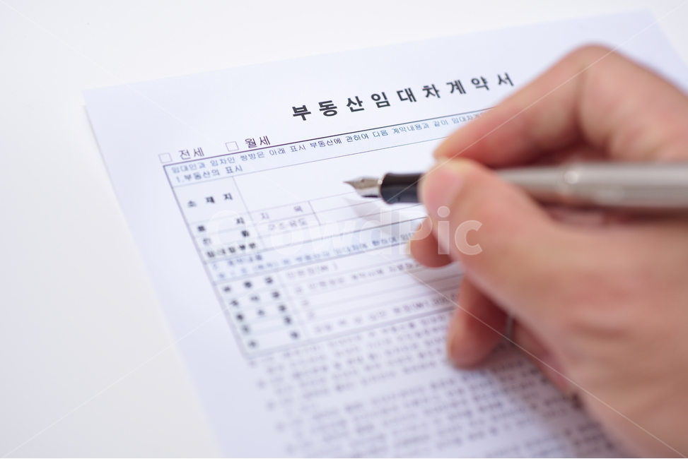 부동산,주택,아파트,전세,월세,매매,임대차,계약서,공인중개사,계약,임대,집,재산,거래,집세,하우스,흥정,서류,비즈니스,체결,볼펜,필기구,내집마련,생활,손,신체일부,작성하다,사람,인물,인간,human,person,신체일부,몸,body,산업,industry,industrial,비즈니스,사업,business,service,work