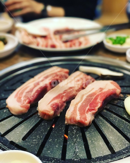 삼겹살,음식,고기,지글지글,소주한잔,숯불구이,생고기,음식,식재료,요리,food,cook,meal,dishes,food reserves,육류,고기,meat,한식,한국음식,한국요리,korean food,korean dishes,korean meal,korean cook