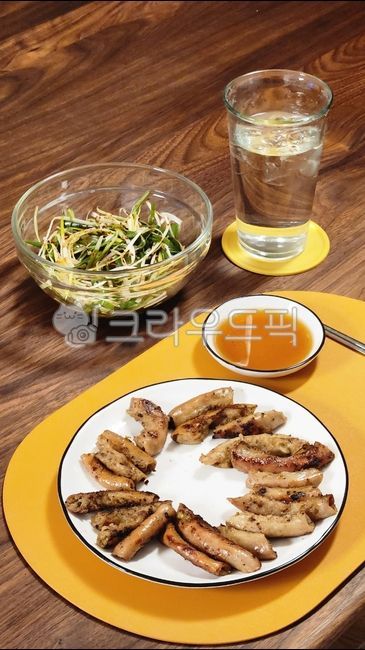tableware,Gopchang,chopsticks,plate,sauce,pork,bowl,water,dinner,Grilled Tripe,food,water cup,green onion green onion,solid wood,Plating,meat,table,cup,roast