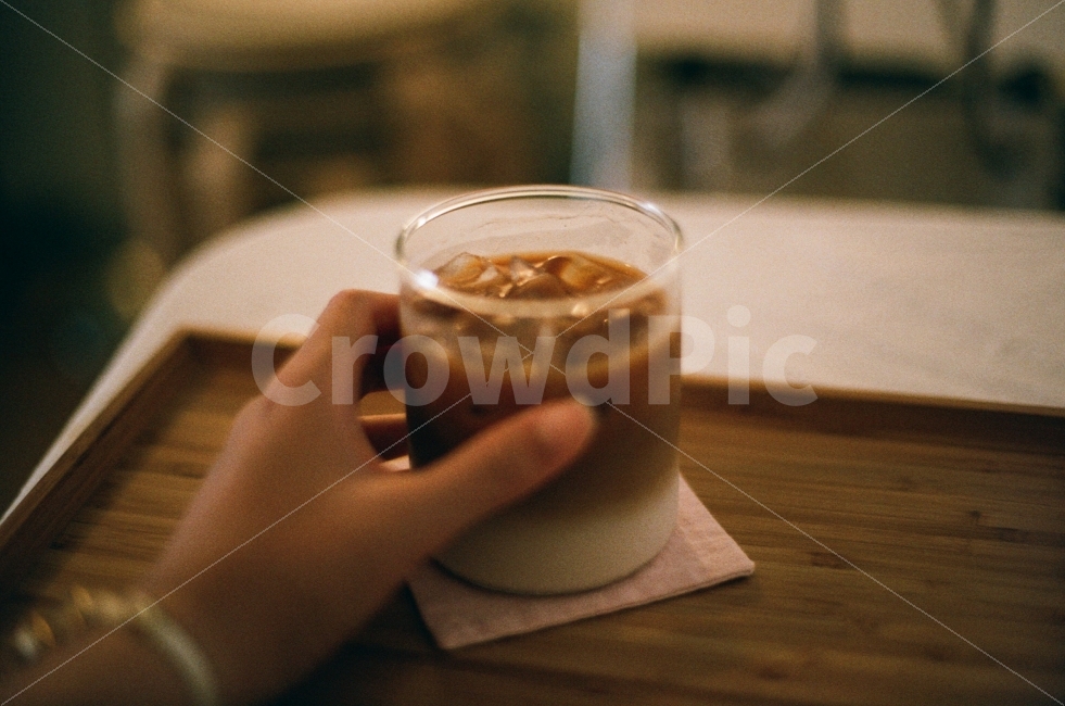 쓸쓸함,고독,혼자,생각,인물사진,손,커피,카페,식탁,필름사진,감성사진,카페라떼,시계,트레이,쟁반,나무,alone,think,personal,coffee,hand,cafe,table,film,sensitive,cafelatte,clock,tray,wood,사람,인물,인간,human,person,커피,카페,coffee,cafe,감성,sensible,feeling,연출,컨셉,콘셉,direction,concept
