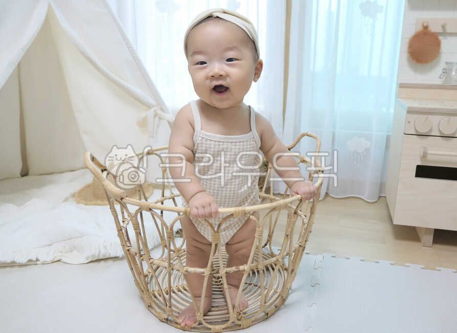 바구니,라탄,라탄바구니,표정,텐트,아기텐트,러그,유아텐트,놀이방,아기모델,헤어밴드,아기,신생아,사람,갓난아기,귀여운,작은,소중한,앙증맞은,인간,어린,한살,1세,만0세,아가,영유아,얼굴,엄마품,안긴,베이비,천사같은,사랑스러운,가족,아들,라이프스타일,생활,육아,보육,순수한,순진한,천진난만한,건강한,인테리어,모자,밀짚모자,사람,인물,인간,human,person,영유아,아기,애기,아이,infants,baby