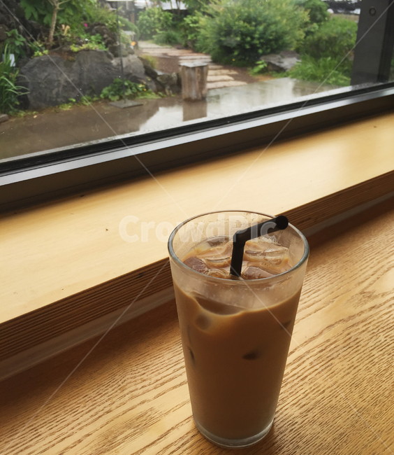 커피,카페,음료,아이스라떼,얼음컵,창가자리,커피,카페,coffee,cafe