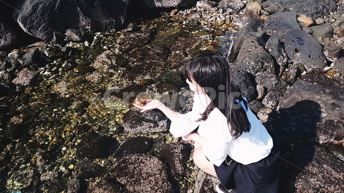 소라,바다,돌,물,여자뒷모습