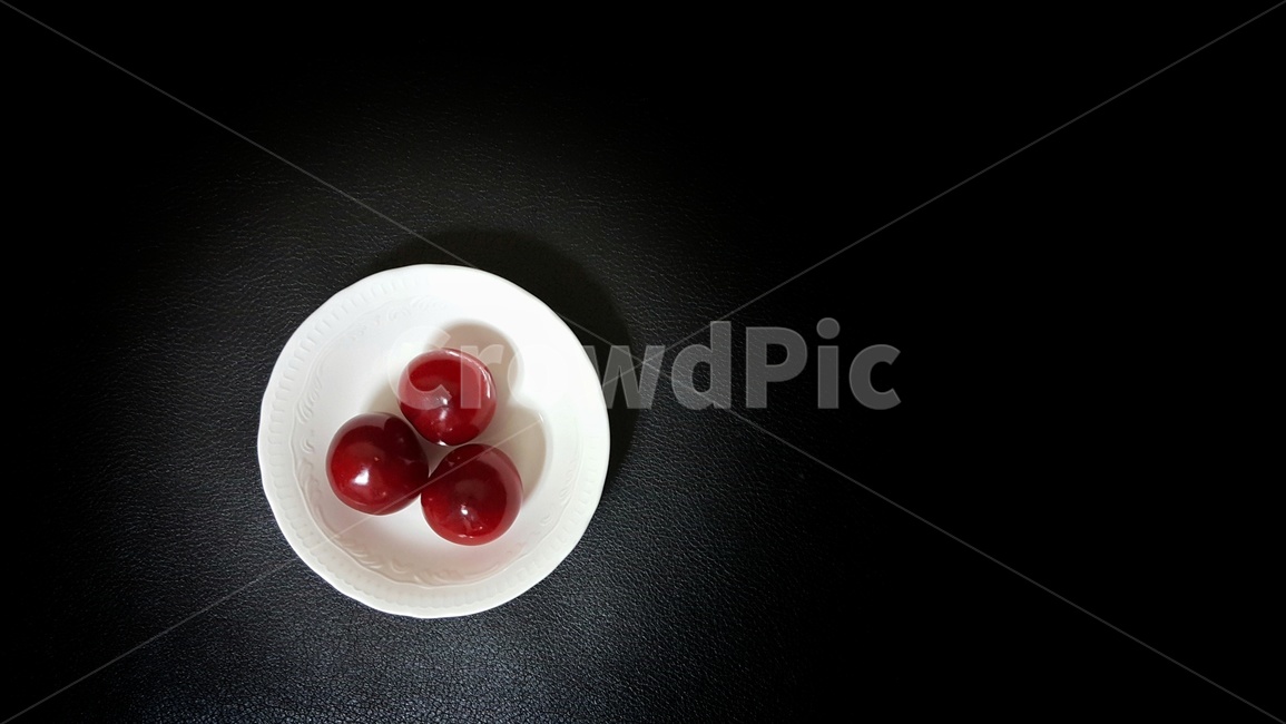 자두,접시,흰색,빨강색,과일,음식,food,dishes,fruit,흰접시,그릇,하얀접시,과일,열매,fruit