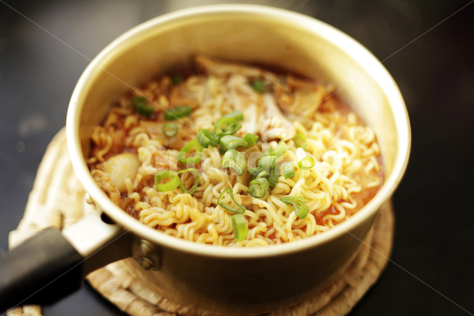 라면,양은냄비,파,국물,ramen,noodle,instant,pot,bowl,요리,food,음식,meal,식사,음식,식재료,요리,food,cook,meal,dishes,food reserves