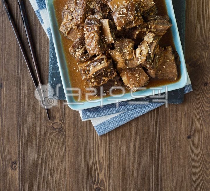 steak,asianfood,beef steak,sidedish,beef,plate,sauce,Korean traditional food,galbijjim,side dish,Korean food,beefribs,Asian food,cooking,beefrib,porcelain plate,beefsteak,traditionalfood,koreanfood,beef ribs,porcelainplate,koreantraditionalfood,food,meal,