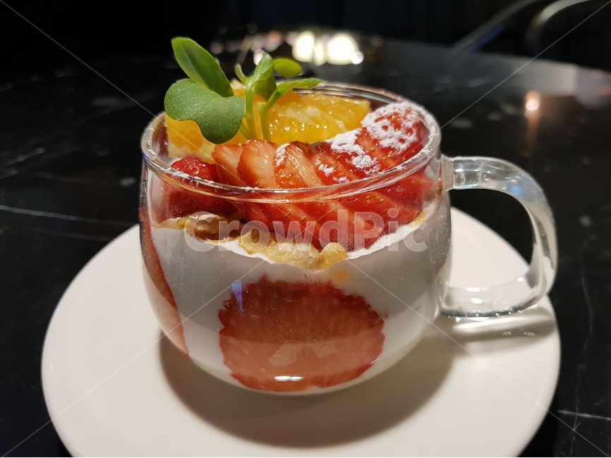 요거트,과일,음료,카페,디저트,음식,블루베리,딸기,오렌지,바나나,떠먹는,흰색,검정,대리석,컨셉,브런치,머그잔,투명,허브,식물,자연,민트,줄기,시리얼,식사,감성,단면,음식,식재료,요리,food,cook,meal,dishes,food reserves,디저트,간식,후식,dessert,snack