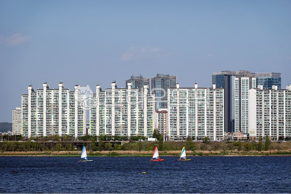 한강,아파트,강변북로,요트,서울풍경,도시풍경,돛단배,한국,건축물,건물,빌딩,도시,도회지,하늘,야외,실외,옥외,고층빌딩,고층건물,맑은,사무실건물,hanriver,apartment,riversidenorthroad,yacht,seoullandscape,cityscape,sailboat,korea,architecture,building,city,town,sky,outdoor,outdoors,highrisebuilding,sunny,officebuilding