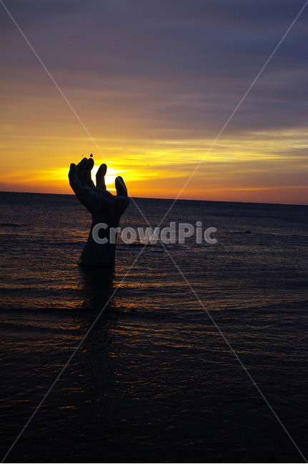 바다,하늘,구름,풍경,해맞이,일출,sunrise,호미곶,상생의손,랜드마크,landmark,랜드마크,landmark,tourist attraction,한국랜드마크,한국관광지,한국명소,korea landmark,korea tourist attraction,조각상,동상,석상,조형물,statue,bronze statue,stone statue