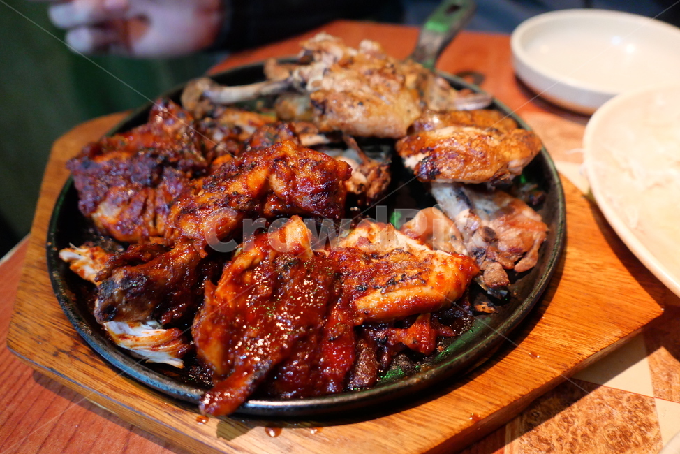 바베큐,치킨,소금구이,양념,양념치킨,숯불바베큐,순살,매운맛,음식,요리,food,닭,닭고기,숯불,음식,식재료,요리,food,cook,meal,dishes,food reserves,육류,고기,meat